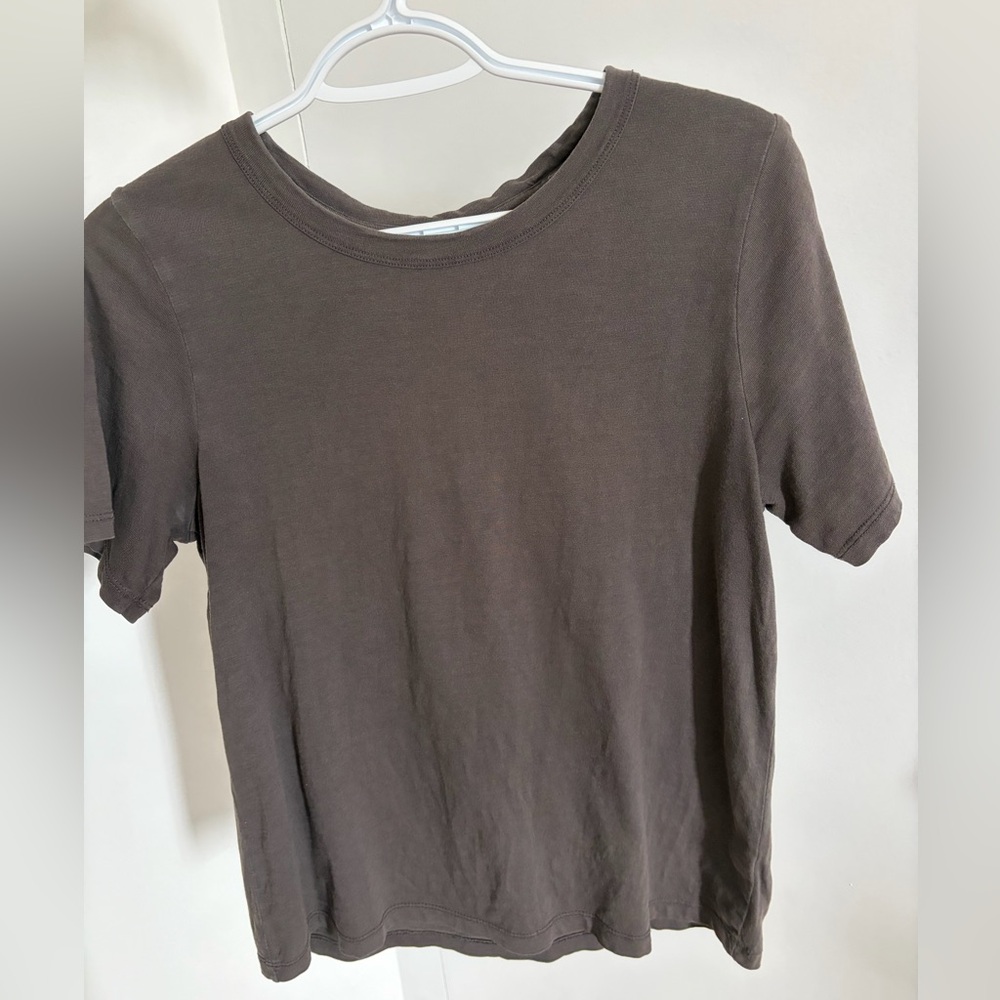 Faherty Short Sleeve Crewneck Tee in Dark Grey